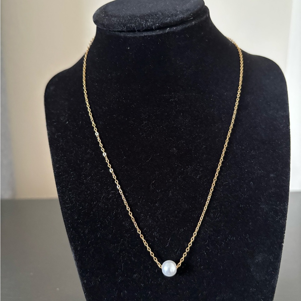 Elegant Gold Pearl Necklace